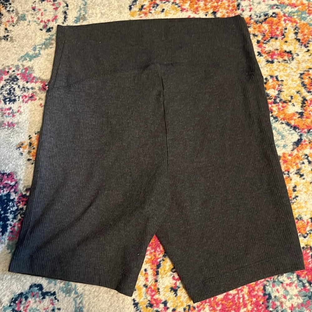Ribbed Maternity Biker Shorts - Picture 4 of 5